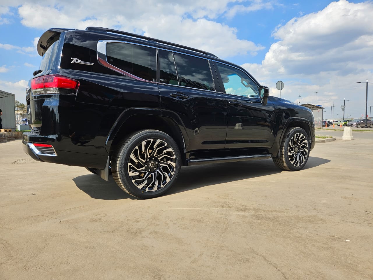 Toyota Land Cruiser 300 на 22" кованых дисках нашего производства фото 7